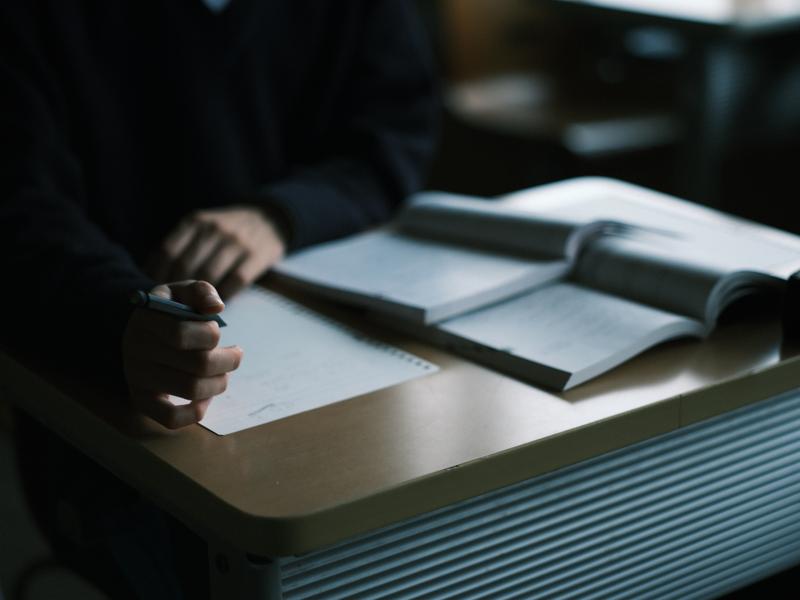 受験勉強をしていたら→俺（お隣も電気がついてる。俺みたいな受験生が隣にもいるのかな？負けられない！）念願の大学合格。その後、実家に帰ると…