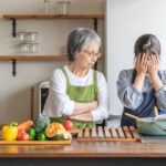 トメ「嫁の癖に炊き立てご飯に一番に手をつけるなんて！何様なのかしら！」