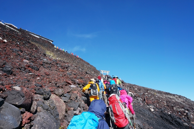 家族で富士登山。父「俺はもう動けない！」私「そこで待ってて、助けを呼んでくる」→ 結果…