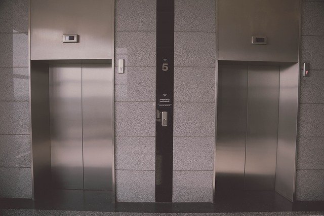 エレベーターで子供が扉の収納部分に指を挟まれ号泣。開閉ボタンの押し合いが続いて「指挟まれてるから待ってくださいよ」と言ったら舌打ちされて…