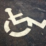 同僚「障害者スペースにお前のプリウスが止まってるのを見た。普段車椅子マークなんて使ってないのに常識を疑う」俺「何が問題かわからん」