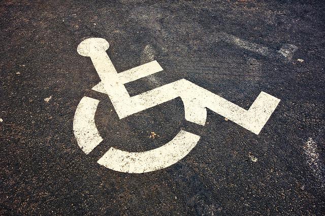 同僚「障害者スペースにお前のプリウスが止まってるのを見た。普段車椅子マークなんて使ってないのに常識を疑う」俺「何が問題かわからん」